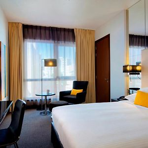Centro Room Queen Bed